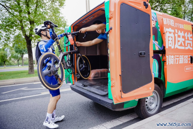图为：骑行嗜好者使用滴滴送货运送自行车